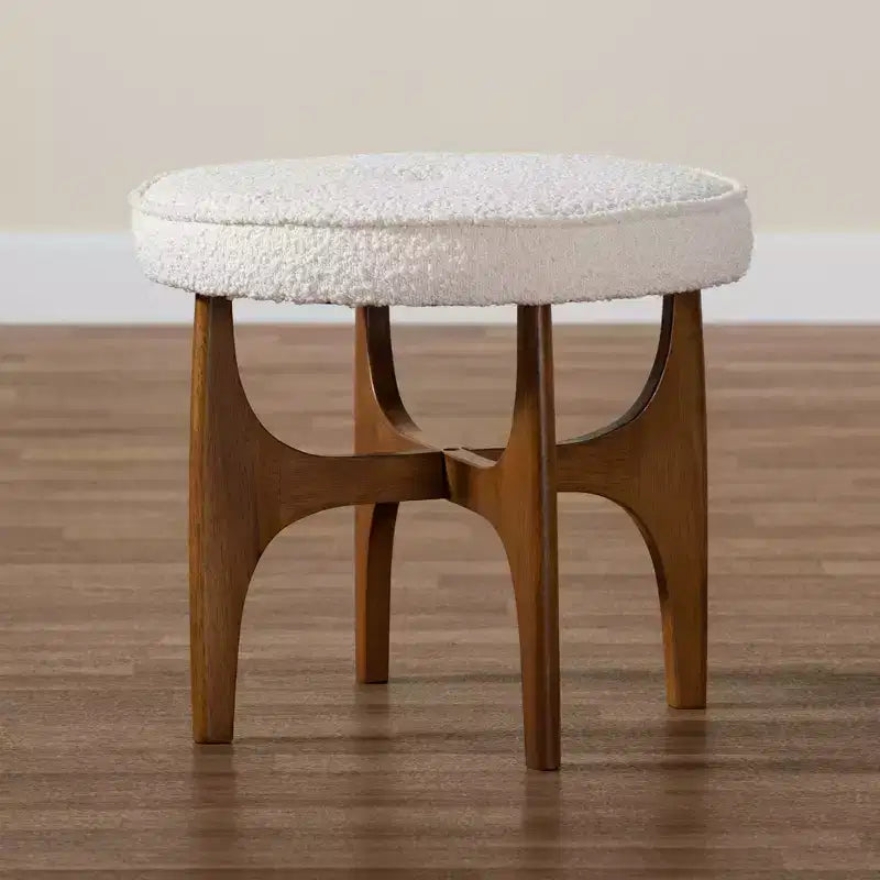 Pouffe Japandi en tissu bouclé crème avec base en bois d'hévéa brun noyer